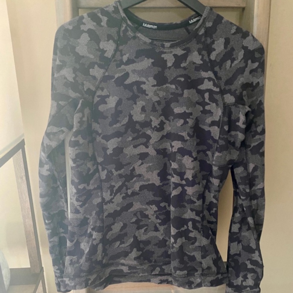 WOMENS LULULEMON SIZE 10 CAMO LONG SLEEVE SHIRT TOP